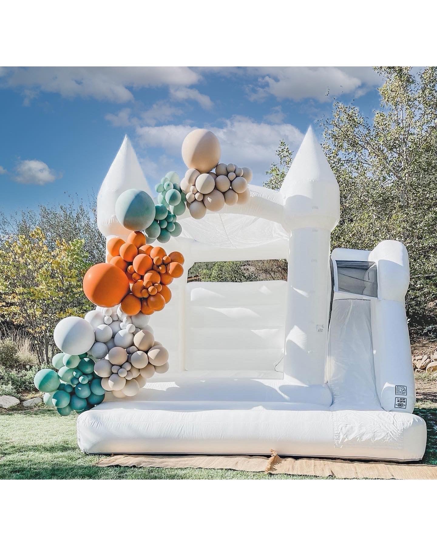 Calabasas bounce house white bounce house with fall balloons Calabasas Bounce House, party rental, White Bounce House Los Angeles, White Bounce House ventura county, party rental los angeles, party rental ventura county, bounce house calabasas, kids party los angeles, kids party los angeles, calabasas party rentals, Malibu bounce house, malibu party rentals, malibu kids party
