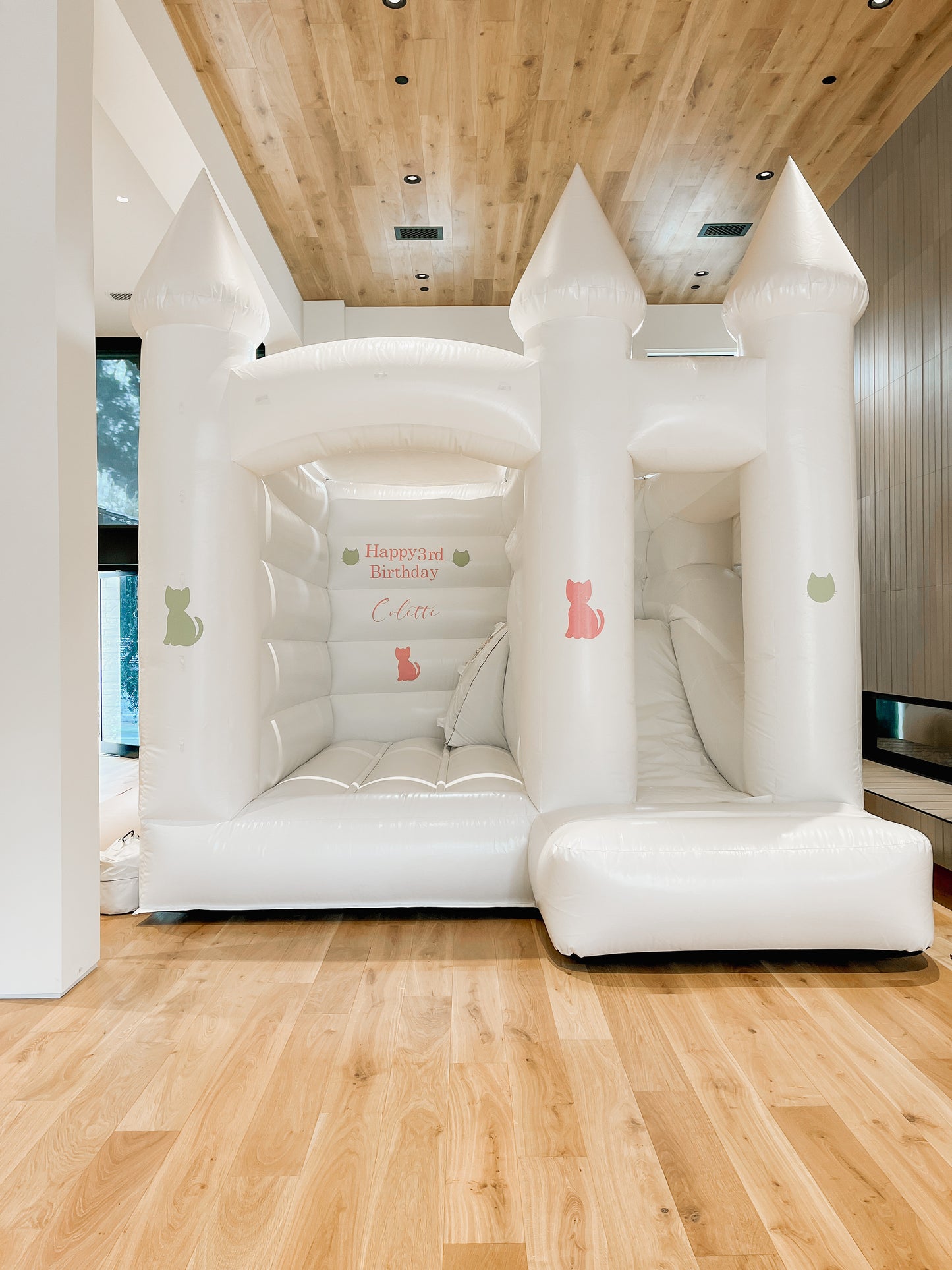 We are excited to announce our new location for Calabasas Bounce House in Beverly Hills, CA. With its gorgeous views and such a fun environment for kids of all ages to play in, we think it’ll be a hit with your family!