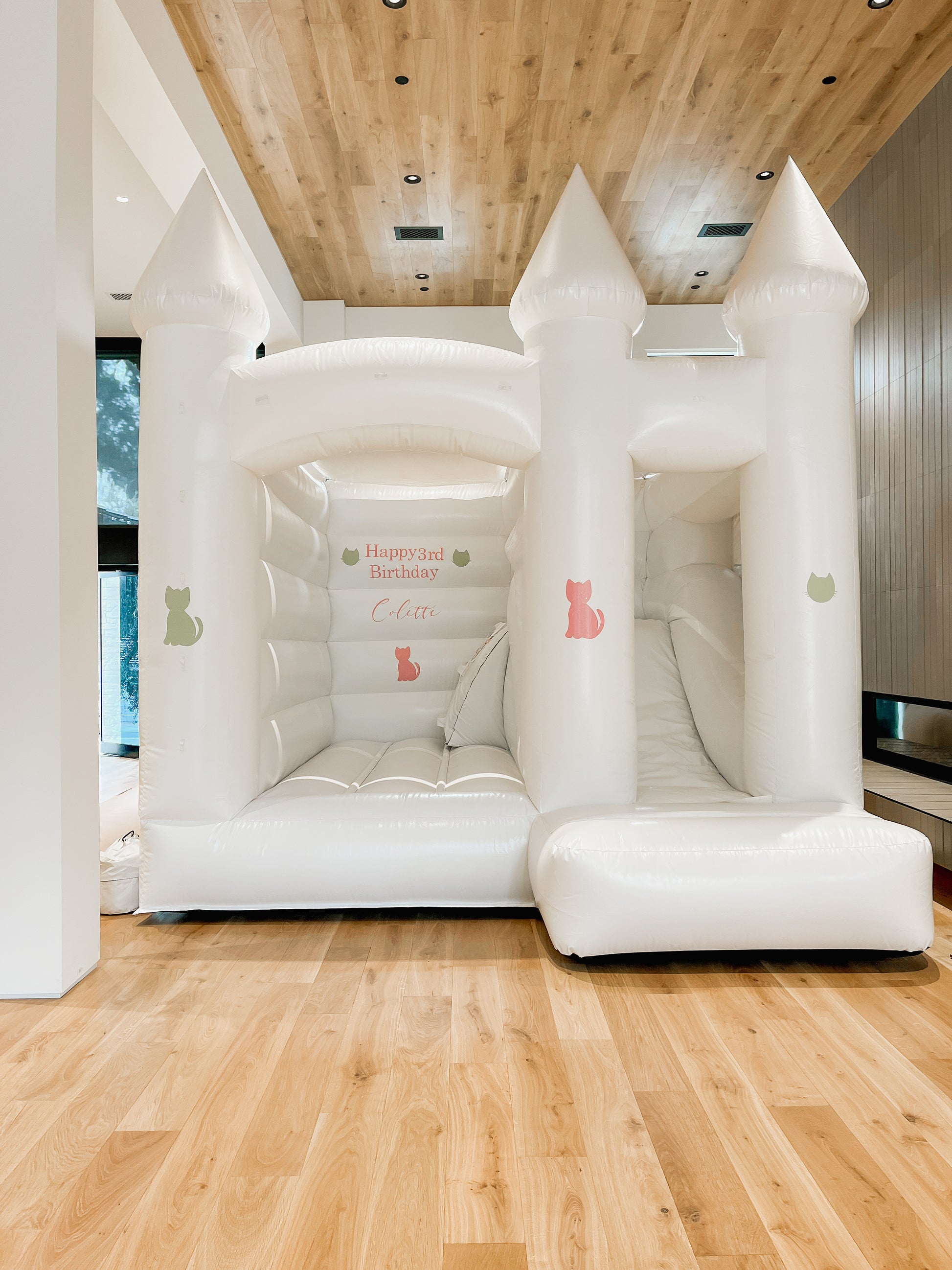 We are excited to announce our new location for Calabasas Bounce House in Beverly Hills, CA. With its gorgeous views and such a fun environment for kids of all ages to play in, we think it’ll be a hit with your family!