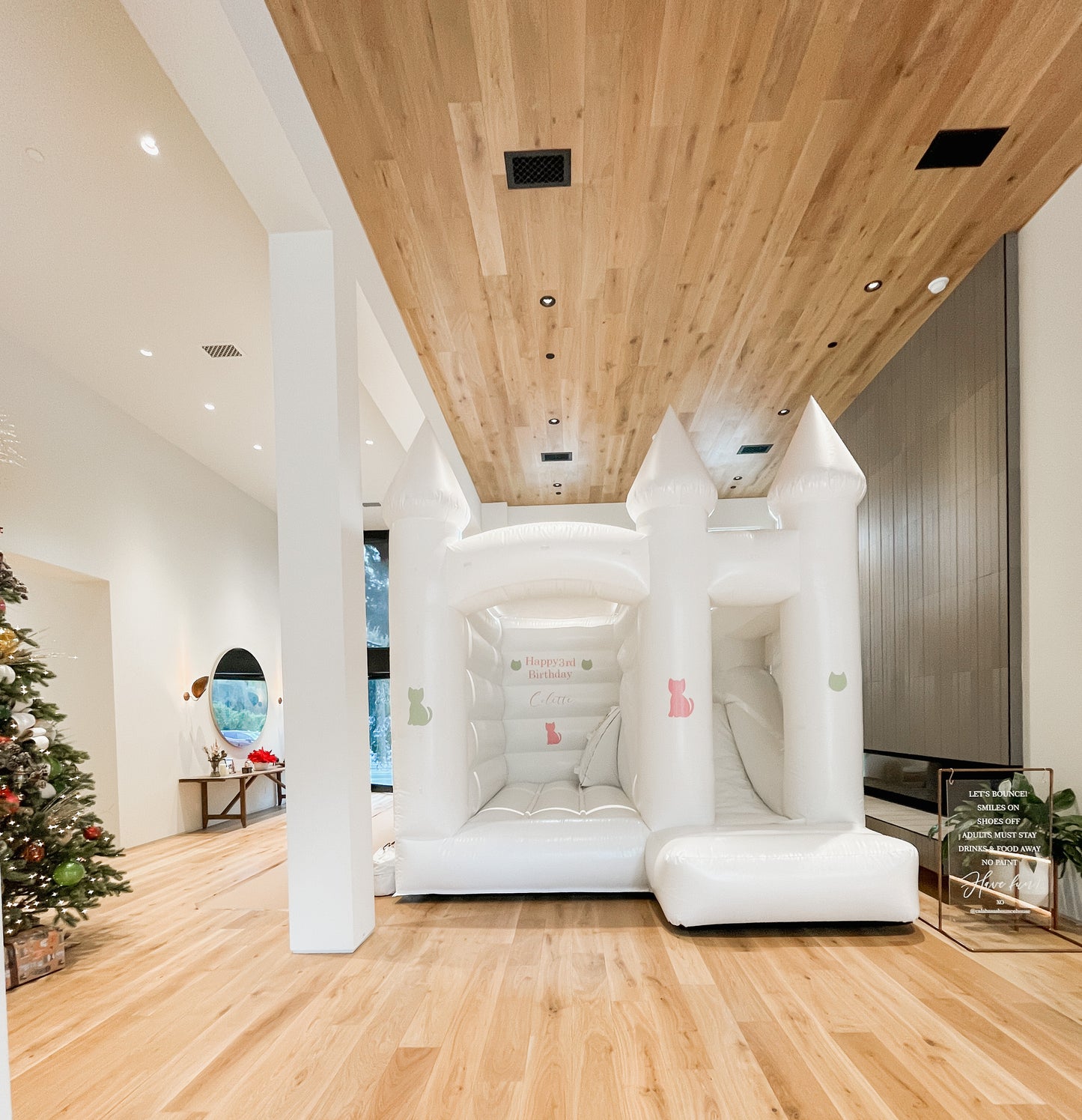 We are excited to announce our new location for Calabasas Bounce House in Beverly Hills, CA. With its gorgeous views and such a fun environment for kids of all ages to play in, we think it’ll be a hit with your family!